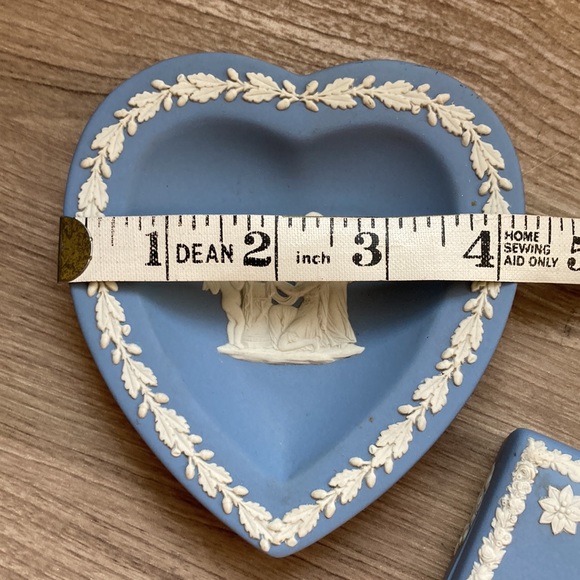 Wedgwood England jasperware vesta match box and heart plate - Picture 7 of 16
